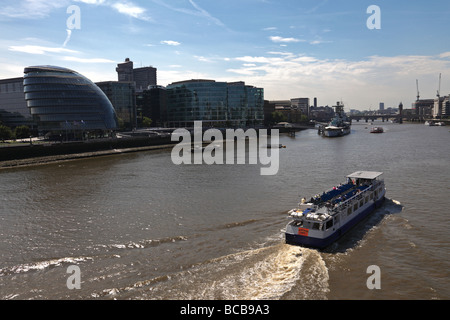 Visualizza in basso sul Fiume Tamigi a Londra Foto Stock