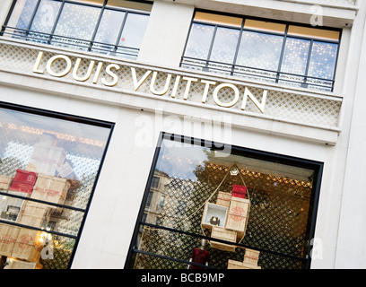 Vetrine di Louis Vuitton a Parigi, champs elysees Foto Stock