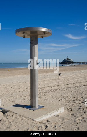 Blankenberge doccia sulla spiaggia Pier in background Belgio costa del Mare del Nord Foto Stock
