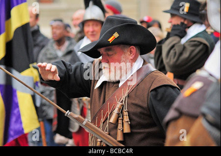 Un caricamento musketeer la sua arma in Ginevra Escalade annuale Festival che celebra la sconfitta del Duca di Savoia nel 1602 Foto Stock