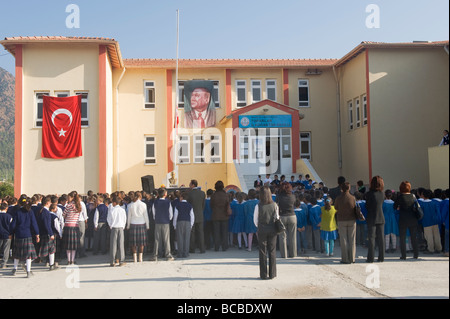 La scuola dei bambini omaggio a Mustapha Kemal Atatürk Didyma Turchia Foto Stock