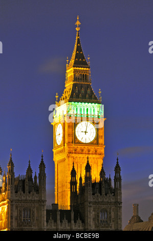 Big Ben clock tower case del Parlamento palazzo del parlamento di Westminster London Regno Unito Foto Stock