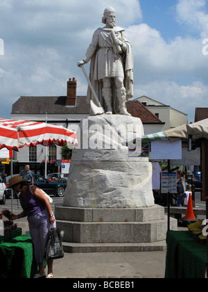 La statua del Re Alfredo il Grande che risiede in Wantage Market Place Oxfordshire Inghilterra Foto Stock