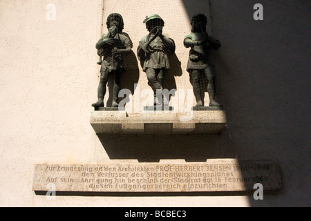 Tre statue su Karlstor a Monaco di Baviera in Germania, un memoriale al Prof Herbert Jensen. Questa volta era la porta occidentale della città. Foto Stock