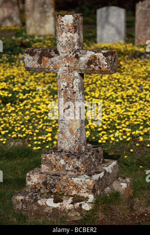 Vecchia lapide nel cimitero della chiesa della Santa Croce a Seend, Wiltshire, Inghilterra, Regno Unito Foto Stock