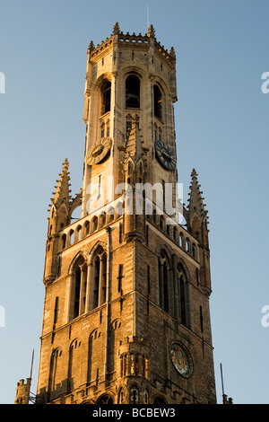 Belfort o campanile che domina Bruges' piazza principale, Markt. Bruges, Belgio. Foto Stock