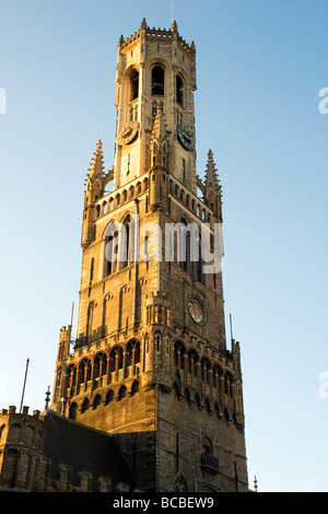 Belfort o campanile che domina Bruges' piazza principale, Markt. Bruges, Belgio. Foto Stock