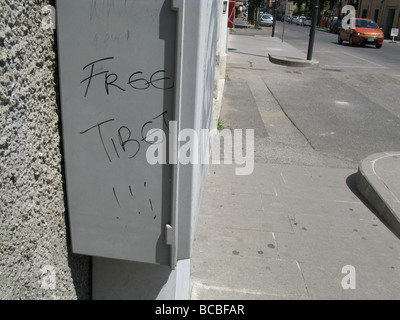 Free Tibet slogan scritto su parete in città città Foto Stock