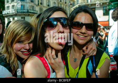 Parigi Francia, Eventi pubblici, adolescenti francesi che festeggiano al 'Gay Pride' Parade Ritratto '3 persone' femmine Occhiali da sole, vittoriosa gioventù Foto Stock