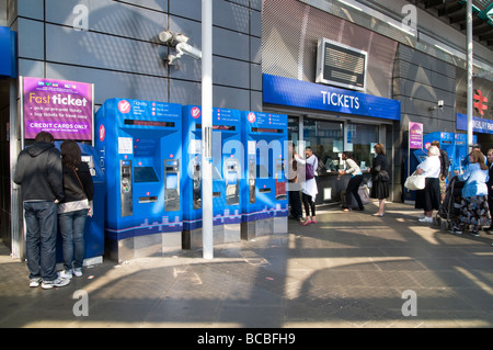 UK.COMMUTERS ACQUISTO BIGLIETTI A FINSBURY PARK STATION,Londra Foto Julio Etchart Foto Stock