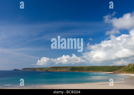 Sennen Cove Whitesands Bay estati soleggiate giorno cielo blu sunshine Lands End Penwith West Cornwall Inghilterra UK GB Regno Unito Foto Stock