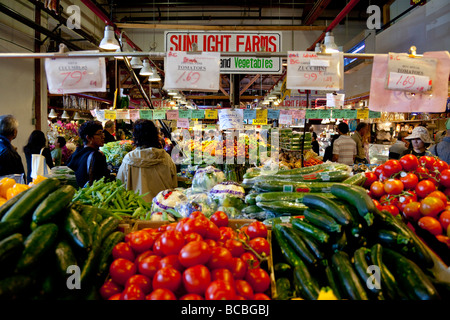 Produrre in vendita presso il Granville Mercato Pubblico, Granville Island, Vancouver, BC, Canada Foto Stock