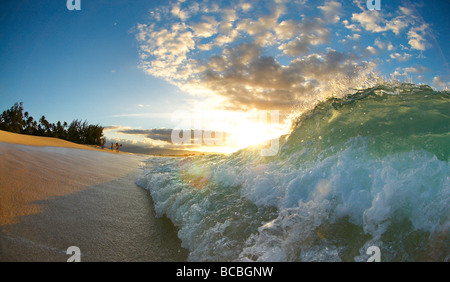 Ondata di schiantarsi sulla spiaggia Foto Stock