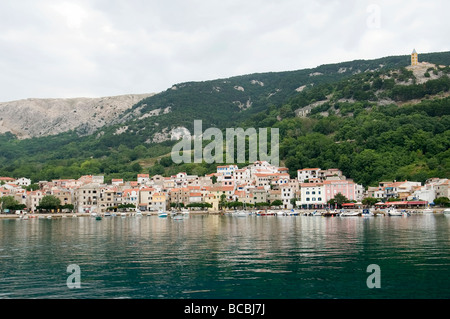 La vista di Baska dal mare Foto Stock