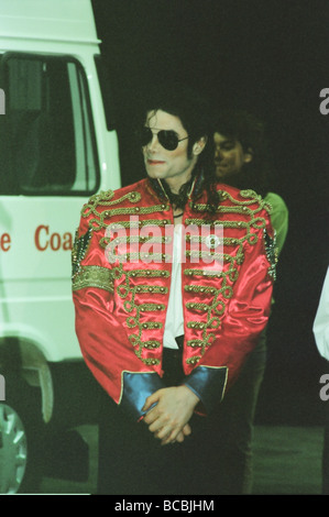 Michael Jackson visto qui dopo perforiming sul palco a Sheffield 10 Luglio 1997 Foto Stock