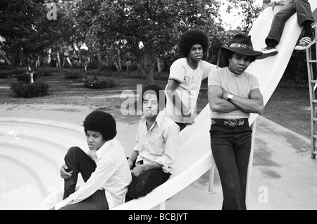 Jackson cinque a casa a Los Angeles il 23 febbraio 1973 Caption locale Tito Jackie Jermaine Marlon Michael Foto Stock