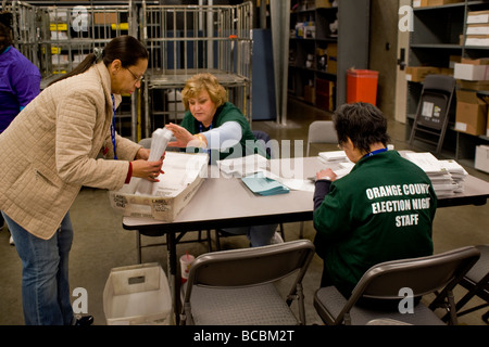 Sulla notte elettorale inviata in absentee scrutini sono ricevuti e preparati per il conteggio all'Orange County Registrar di elettori Foto Stock