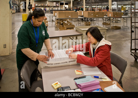 Sulla notte elettorale inviata in absentee scrutini sono ricevuti e preparati per il conteggio all'Orange County Registrar di elettori Foto Stock