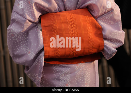 Donna che indossa uno yukata (kimono estivo) con OBI (anta) e Taiko Musubi (prua con nodo decorativo). Il quartiere di Gion. Il protocollo di Kyoto. Giappone Foto Stock