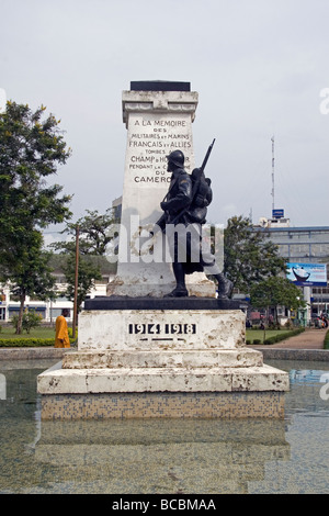 Prima Guerra Mondiale memorial in Place du Gouvernement Bonanjo District Douala Camerun Africa occidentale Foto Stock