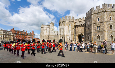 Il Castello di Windsor. Granatiere guardie al di fuori di Henry V111 e porta di ingresso attraverso a Saint Georges Foto Stock