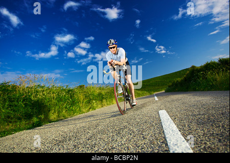 Mondo Quadrathlon champion 2008 - Andrew Byatt cicli passato in Cornovaglia strada costiera Foto Stock