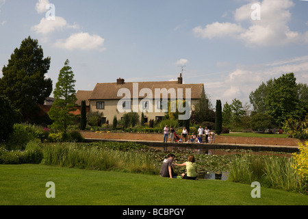 Il laghetto superiore ad RHS Garden, Hyde Hall giardino, Essex England Regno Unito GB Foto Stock