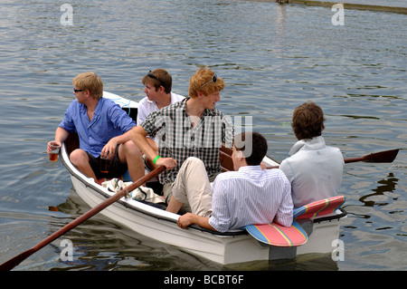 Giovani uomini in barca a remi a Henley Royal Regatta, Henley-on-Thames, Oxfordshire, England, Regno Unito Foto Stock