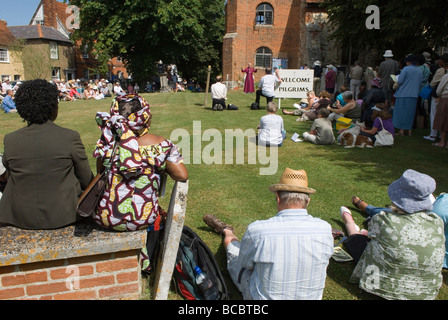 Bradwell sul mare Essex REGNO UNITO pellegrini a raccogliere presso la chiesa di St Thomas Bradwell quindi avviare processione pellegrinaggio a San Pietro sulla parete della cappella celtico Foto Stock