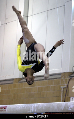 Rebecca becky downie nottingham basato womens ginnasta e due volte womens british ginnastica campione senior esegue backflip Foto Stock