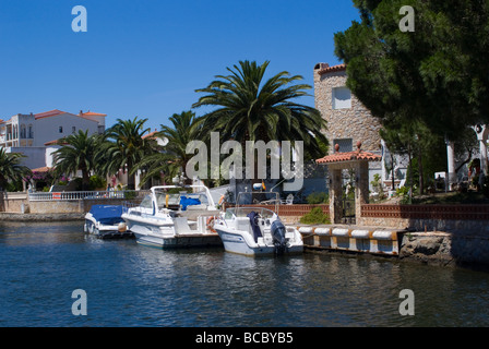 Parte della rete dei canali con ville barche e Ormeggi privati a Empuriabrava Costa Brava Spagna Europa Espana Foto Stock