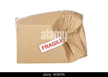 Danneggiato scatola di cartone isolati su sfondo bianco Foto Stock