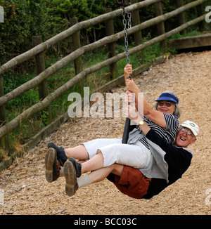 Coppia di anziani prendendo un zipline ride Foto Stock