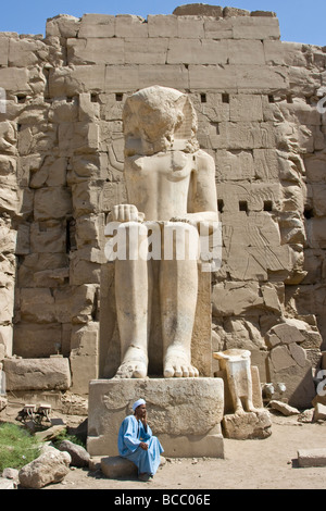 Statua di Ramses II al Tempio di Karnak a Luxor Egitto Foto Stock