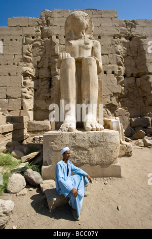 Statua di Ramses II al Tempio di Karnak a Luxor Egitto Foto Stock