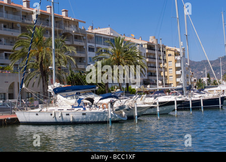 Parte della rete dei canali con ville barche e Ormeggi privati a Empuriabrava Costa Brava Spagna Europa Espana Foto Stock