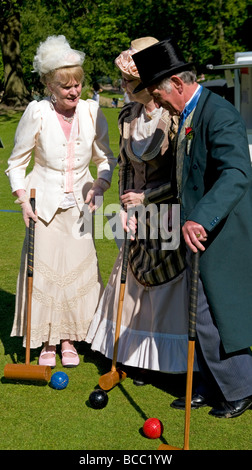 Persone vestite con abiti vittoriano giocando il gioco Prato di croquet in un parco a Sheffield South Yorkshire England Regno Unito Foto Stock