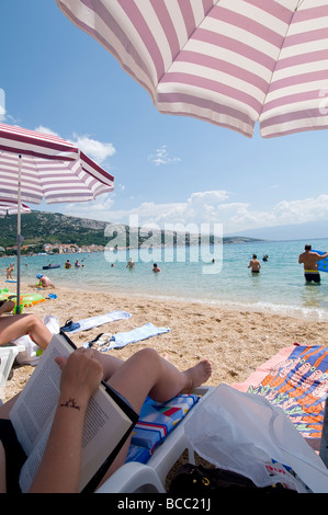 Rilassatevi nella spiaggia di Baska Foto Stock