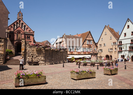 Place du Chateau piazza nel borgo medievale sulla strada del vino. Eguisheim Haut-Rhin Alsace Francia. Foto Stock