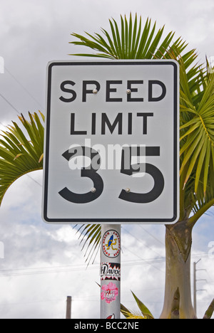 American 35 mph limite di velocità cartello stradale di Cocoa Beach, Florida Foto Stock