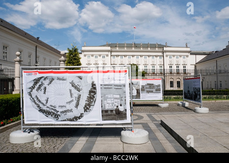 Outdoor 20 anni di anniversario Mostra sul 1989 movimento di solidarietà in Polonia al di fuori del palazzo presidenziale, Varsavia, Europa Foto Stock