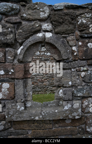 Ornati finestra intagliata nel XII secolo banagher vecchia chiesa county derry Londonderry Irlanda del Nord Regno Unito Foto Stock