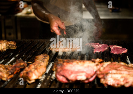 Incontrare sulla griglia durante un barbecue Foto Stock