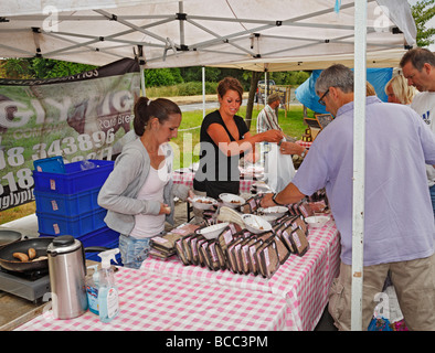 Prodotti a base di suino per la vendita a livello locale mercato degli agricoltori. Westerham, Kent, Inghilterra, Regno Unito. Foto Stock