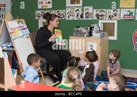 Insegnante di scuola materna che mostra i suoi studenti i giorni della settimana Foto Stock