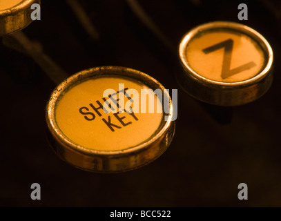 Vista dettagliata del tasto Maiusc sulla vecchia macchina da scrivere manuale Foto Stock