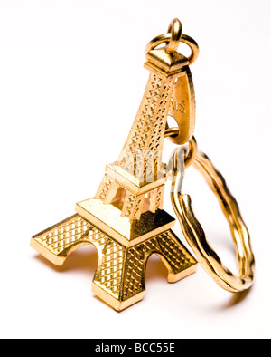 Chiave di souvenir catena di mini tour eiffel in oro da parigi francia Foto Stock