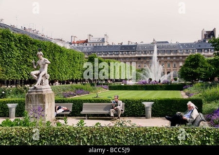 Place du Palais Royal di Parigi Giardino Francese in Francia Foto Stock