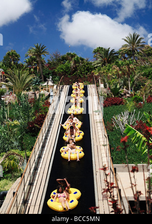 Nastro trasportatore prendendo le persone all'inizio dell su dell'acqua scorre in Siam Park a Tenerife nelle isole Canarie Foto Stock