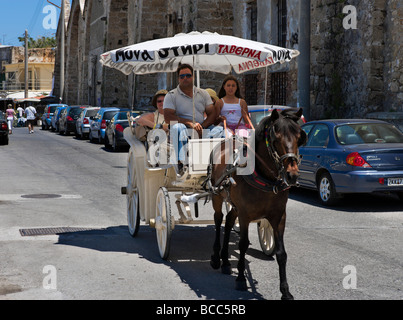 Cavallo e Carrozza di fronte allo storico cantieri navali nel vecchio porto veneziano, Chania, Creta, Grecia Foto Stock